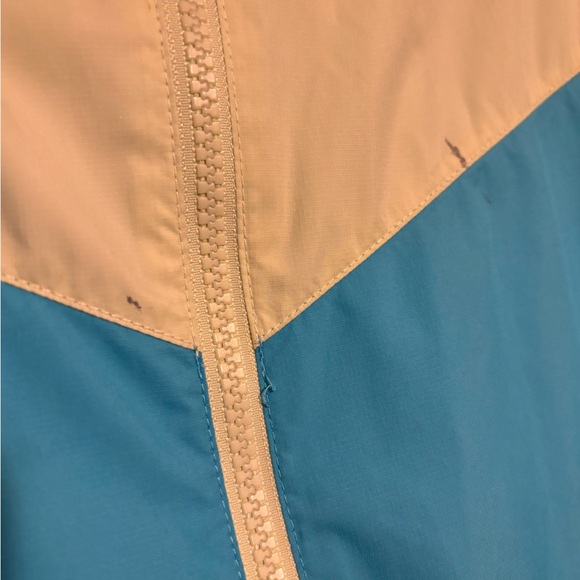 Nike bundle of 3 -
2 Tshirts and 1 zip up windbreaker - Picture 5 of 12